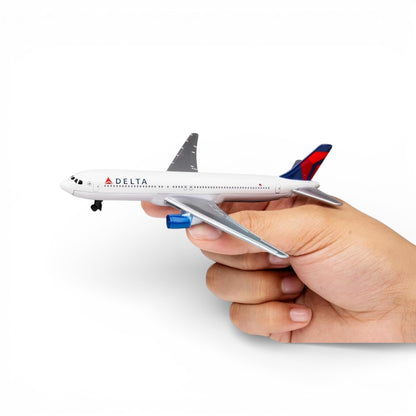 Daron Delta Airlines Diecast Airplane Model (14CM) – Official Delta Livery Metal Aircraft Toy with Plastic Parts (3+)