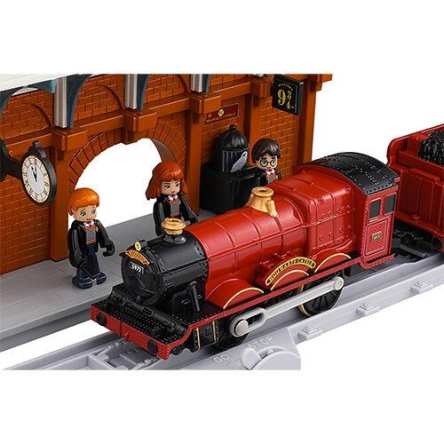 Takara Tomy Plarail Harry Potter Hogwarts Express Train Set with Hogwarts Platform, Motorized Train, Passenger Coach & Harry Potter Character Figures | Collectible Railway Toy Set