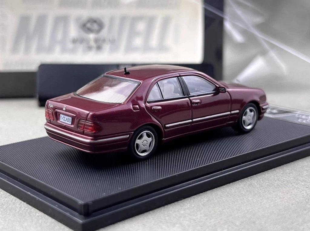 Maxwell Model 1:64 Mercedes-Benz E-Class Diecast Car | Premium Luxury Sedan Collectible with Display Case | Available in 2 Variants