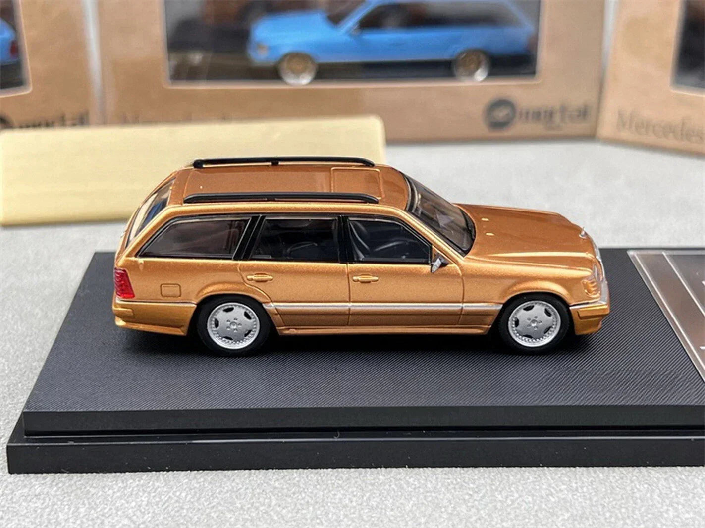 1:64 Mortal Mercedes-Benz S124 Travel Edition Diecast Toy Models Collection Gift 1:64 Mortal Mercedes-Benz S124 Travel Edition Diecast Toy Models Collection Gift