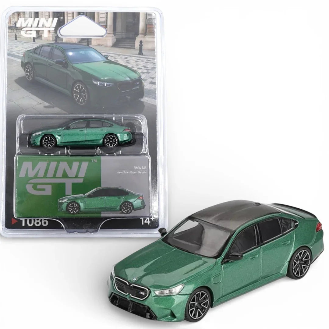 Mini GT 1:64 (Blister) BMW M5 Isle of Man Green + Lancia Stratos HF Stradale in Rosso Arancio Red | Die-Cast Duo Set