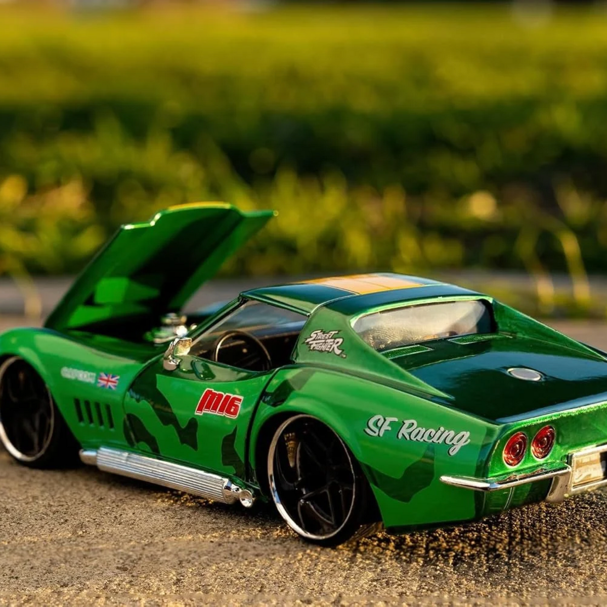 Jada Toys Street Fighter Cammy & 1969 Chevrolet Corvette Stingray ZL1 1:24 Scale Diecast Car with Collectible Figure – Green